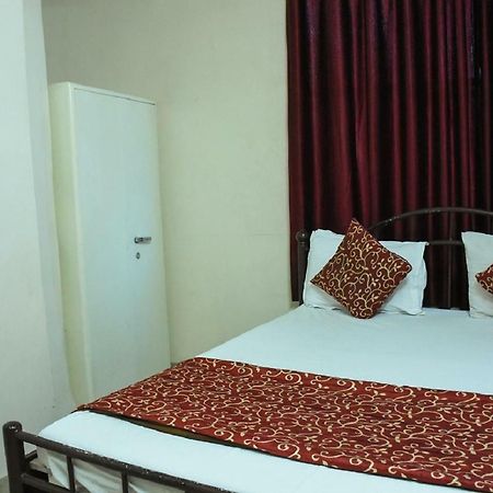 אינדורה Hotel Dilip מראה חיצוני תמונה