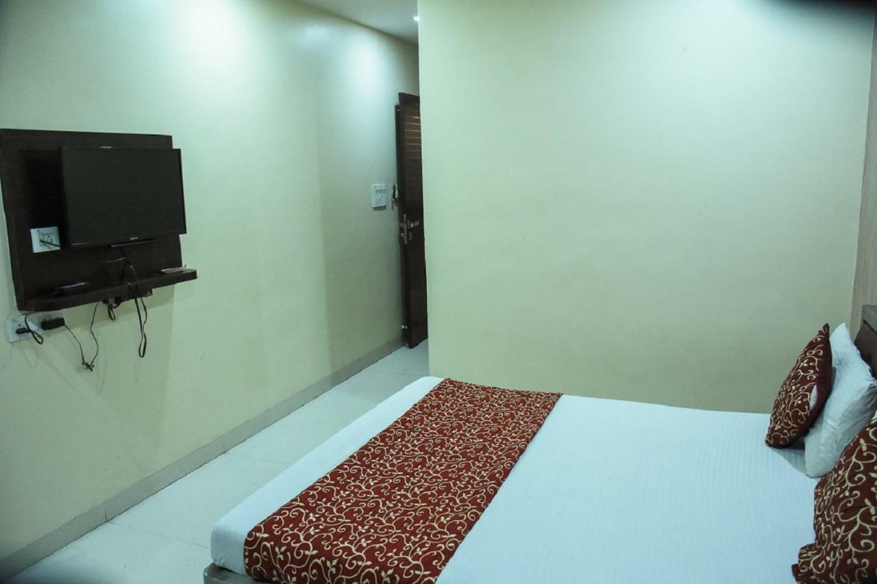 אינדורה Hotel Dilip מראה חיצוני תמונה