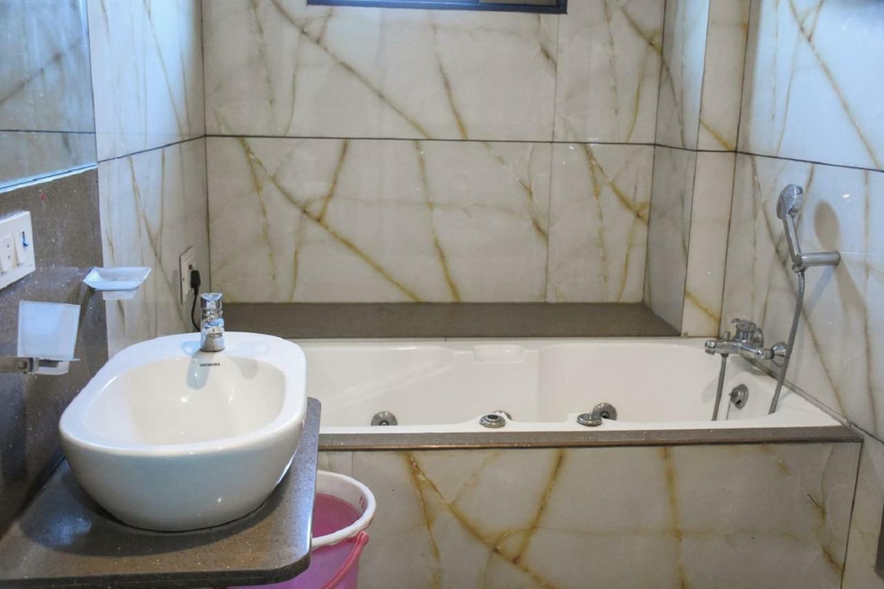 אינדורה Hotel Dilip מראה חיצוני תמונה