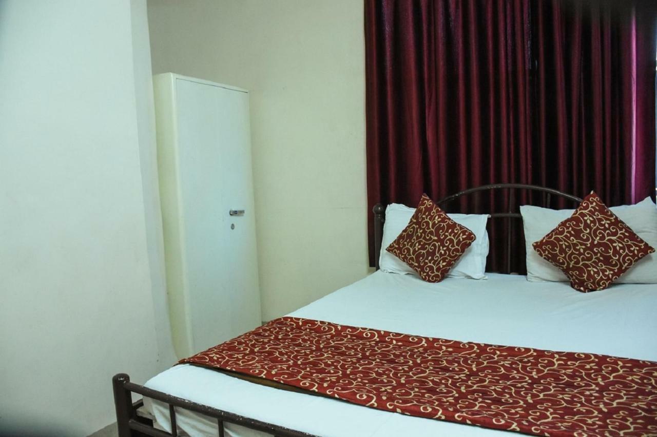 אינדורה Hotel Dilip מראה חיצוני תמונה