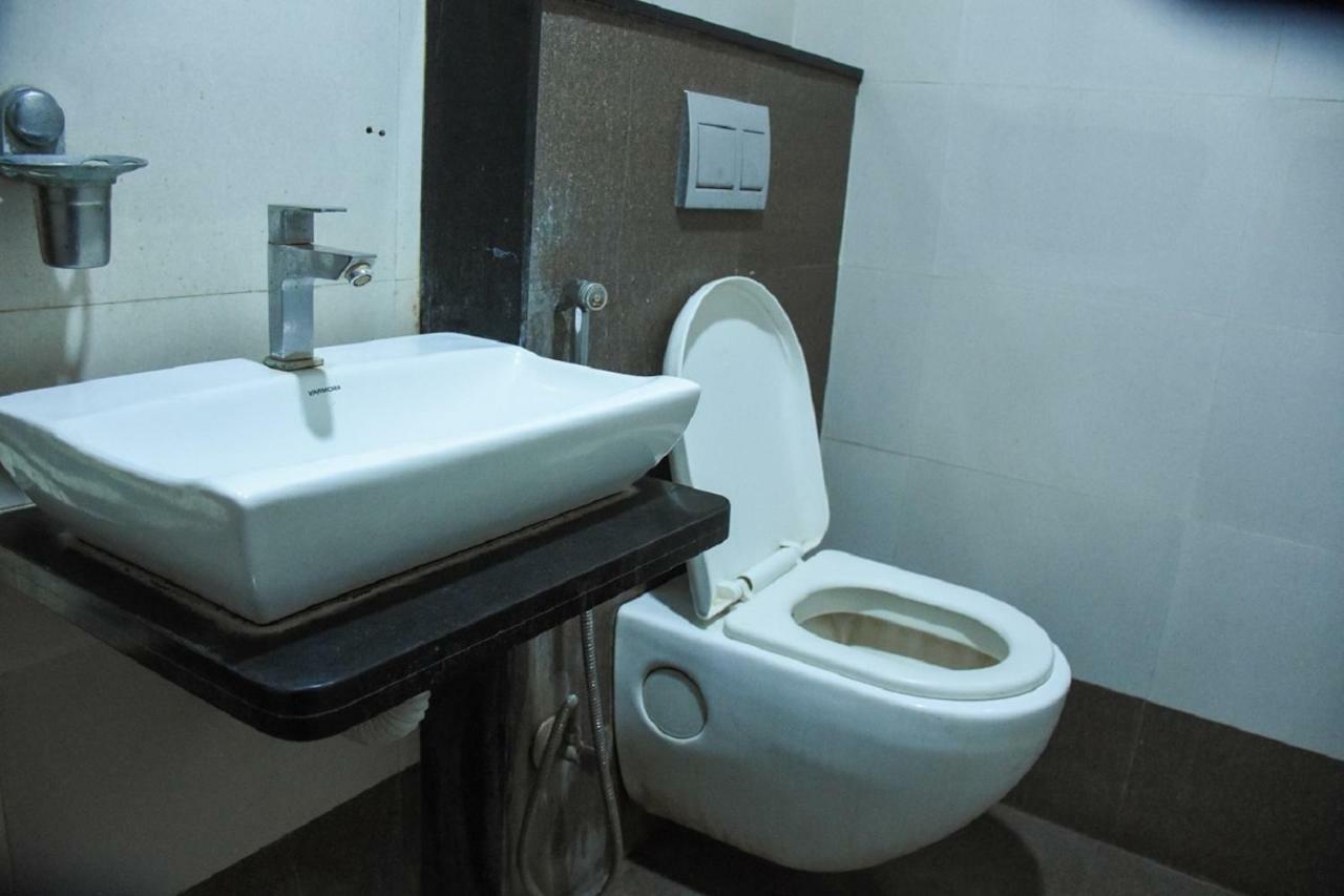 אינדורה Hotel Dilip מראה חיצוני תמונה
