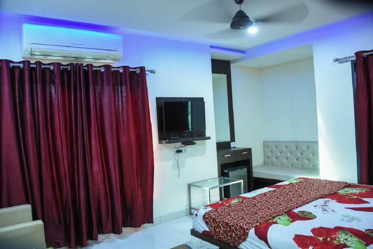 אינדורה Hotel Dilip מראה חיצוני תמונה